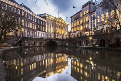 909025 Gezicht op het Stadhuis en de Stadhuisbrug te Utrecht, vanaf de werf bij de Bezembrug. Rechts de panden ...